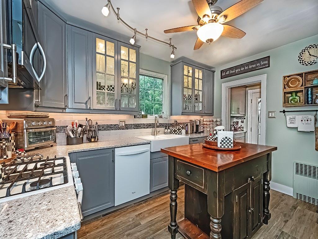 644 Beverly Road Pittsburgh, PA 15243 - Photo 8 of 26 a kitchen with a sink stove and microwave