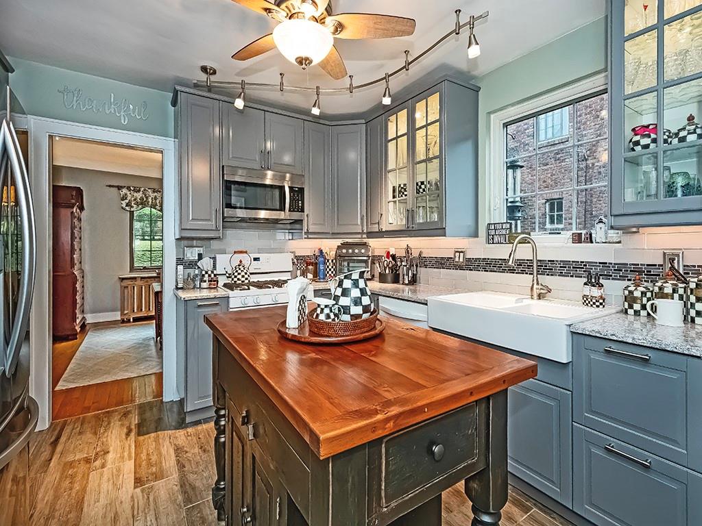 644 Beverly Road Pittsburgh, PA 15243 - Photo 9 of 26 a kitchen with sink stove and refrigerator