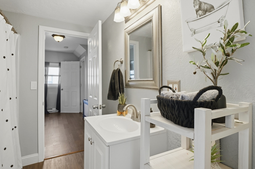 5 Pineland Avenue Worcester, MA 01604 - Photo 14 of 35