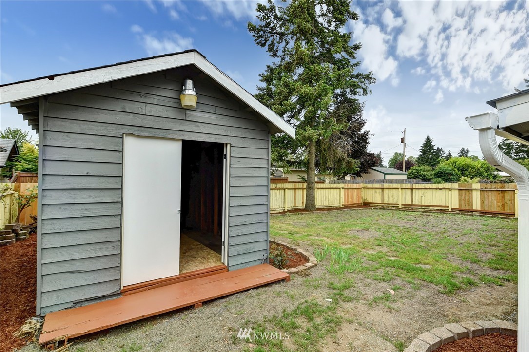 855 Edmonds Avenue Northeast Renton, WA 98056 - Photo 21 of 23