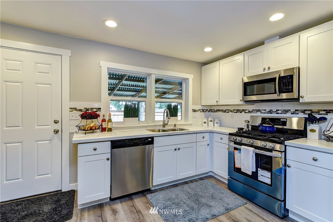 855 Edmonds Avenue Northeast Renton, WA 98056 - Photo 4 of 23
