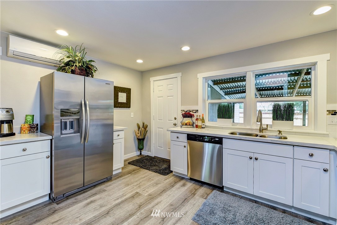 855 Edmonds Avenue Northeast Renton, WA 98056 - Photo 5 of 23
