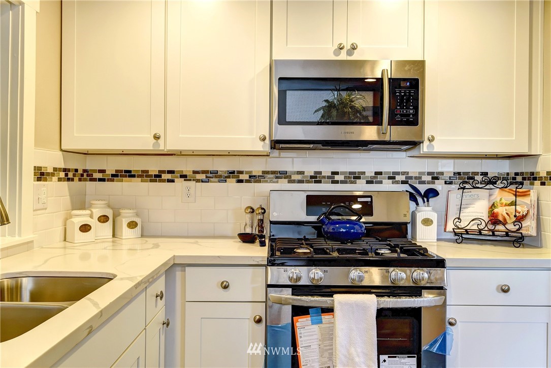 855 Edmonds Avenue Northeast Renton, WA 98056 - Photo 6 of 23