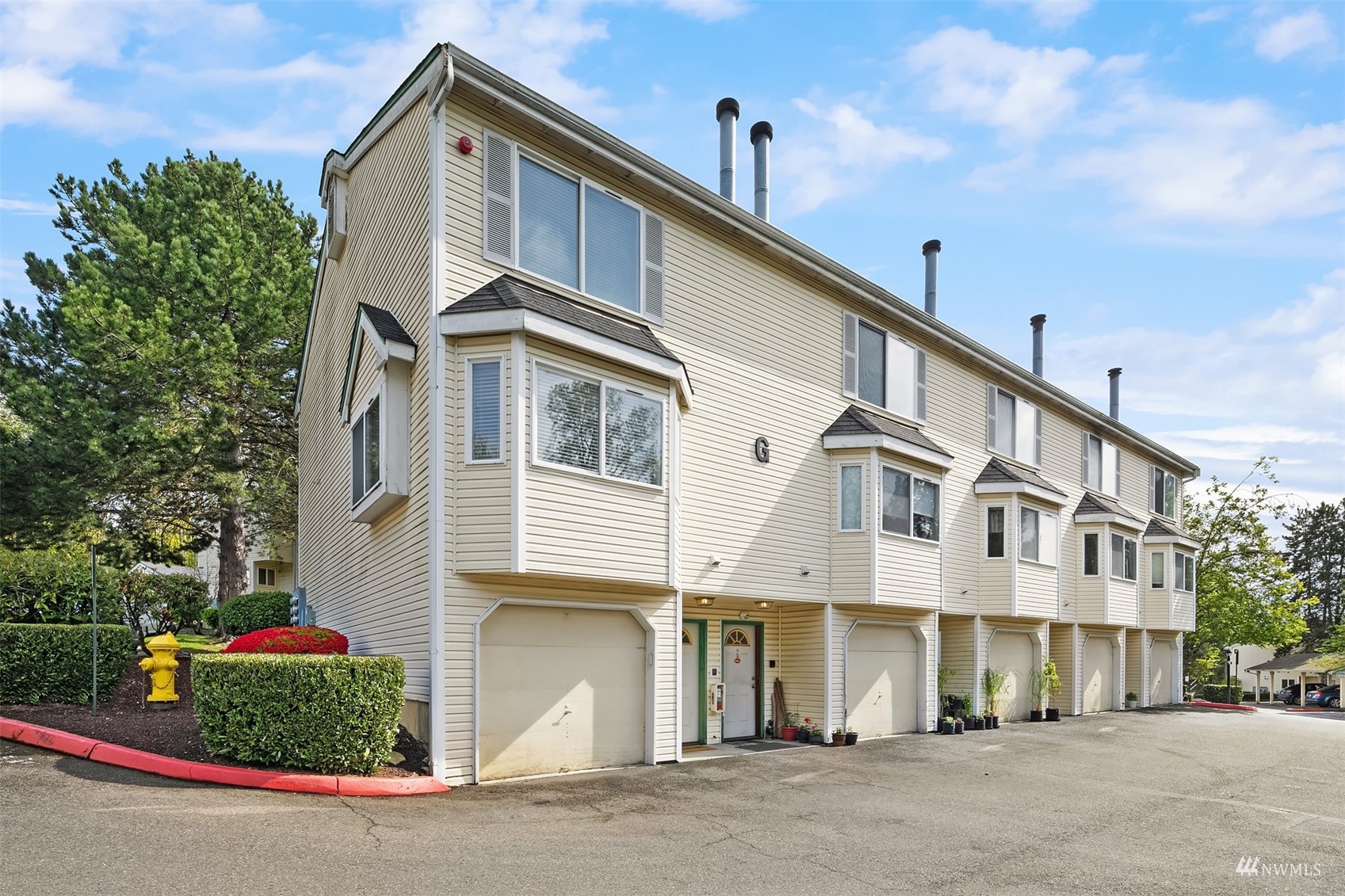 833 Southwest Sunset Boulevard, Unit G37 Renton, WA 98057 - Photo 1 of 21 a front view of a house with a yard