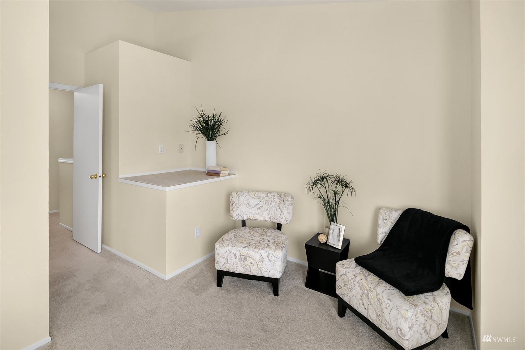 833 Southwest Sunset Boulevard, Unit G37 Renton, WA 98057 - Photo 17 of 21 a living room with furniture and a lamp