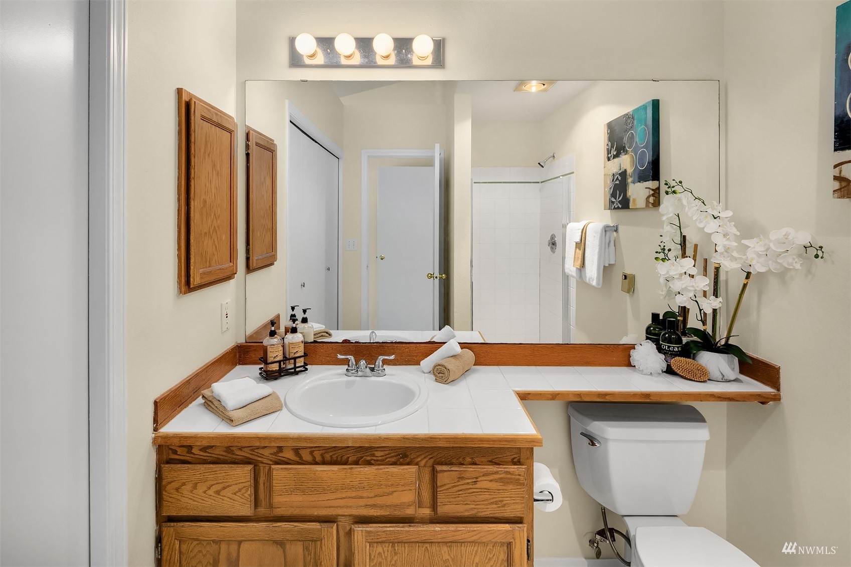 833 Southwest Sunset Boulevard, Unit G37 Renton, WA 98057 - Photo 18 of 21 a bathroom with a sink and a mirror