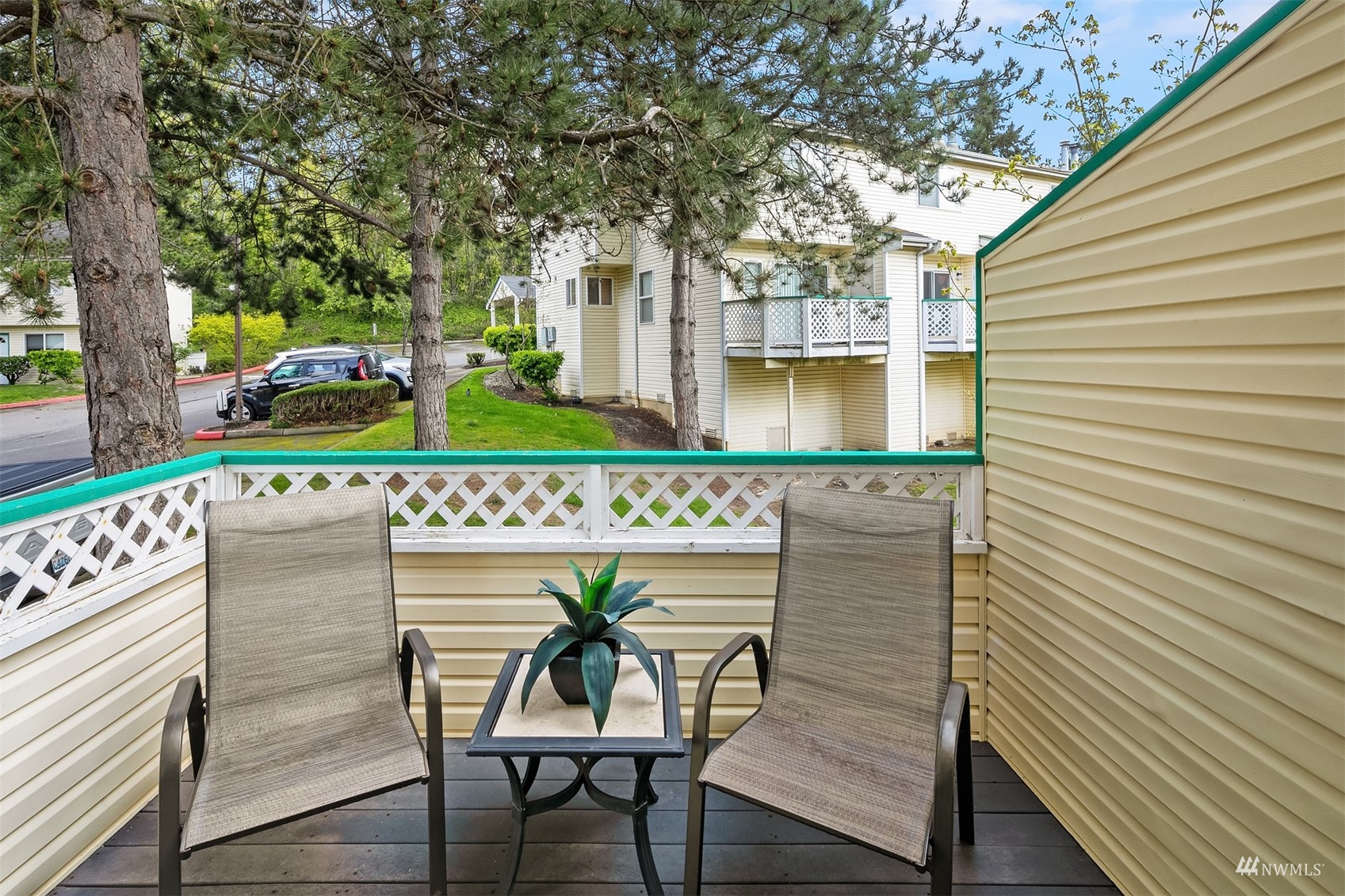 833 Southwest Sunset Boulevard, Unit G37 Renton, WA 98057 - Photo 5 of 21 a side view of a chairs and table in the balcony