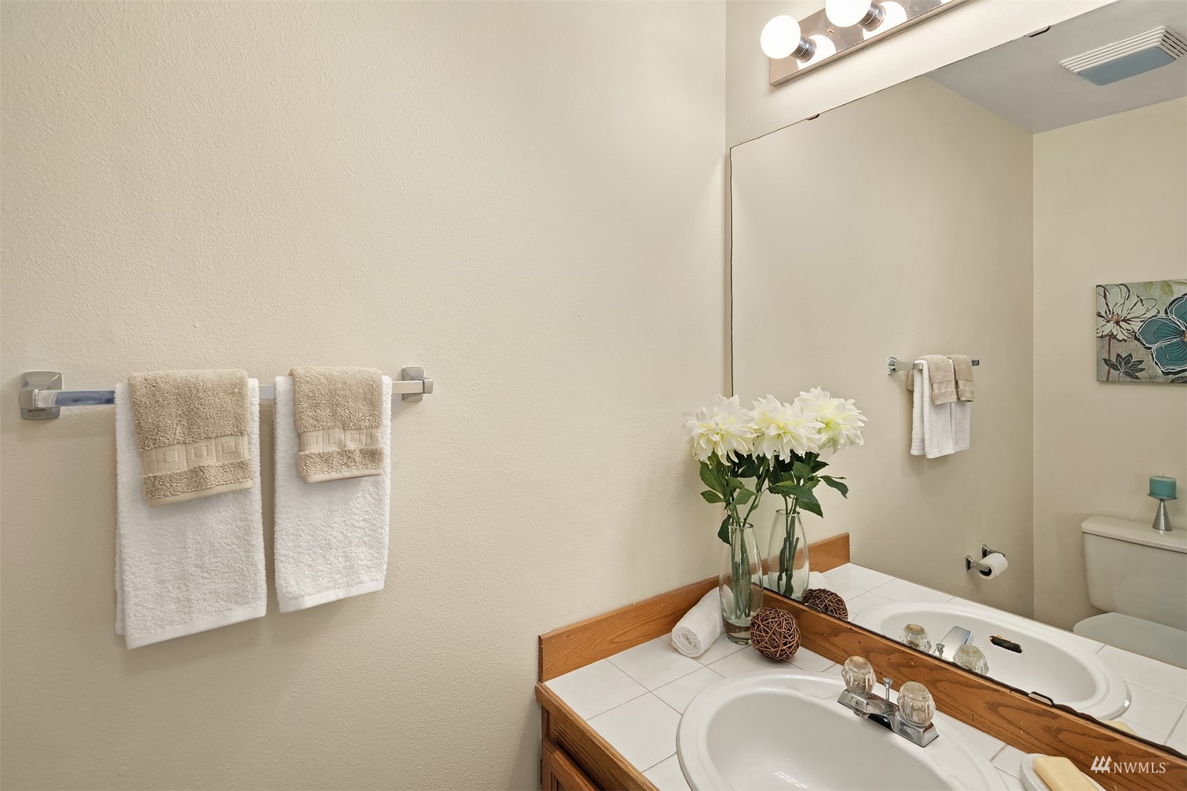 833 Southwest Sunset Boulevard, Unit G37 Renton, WA 98057 - Photo 6 of 21 a bathroom with a sink and a mirror