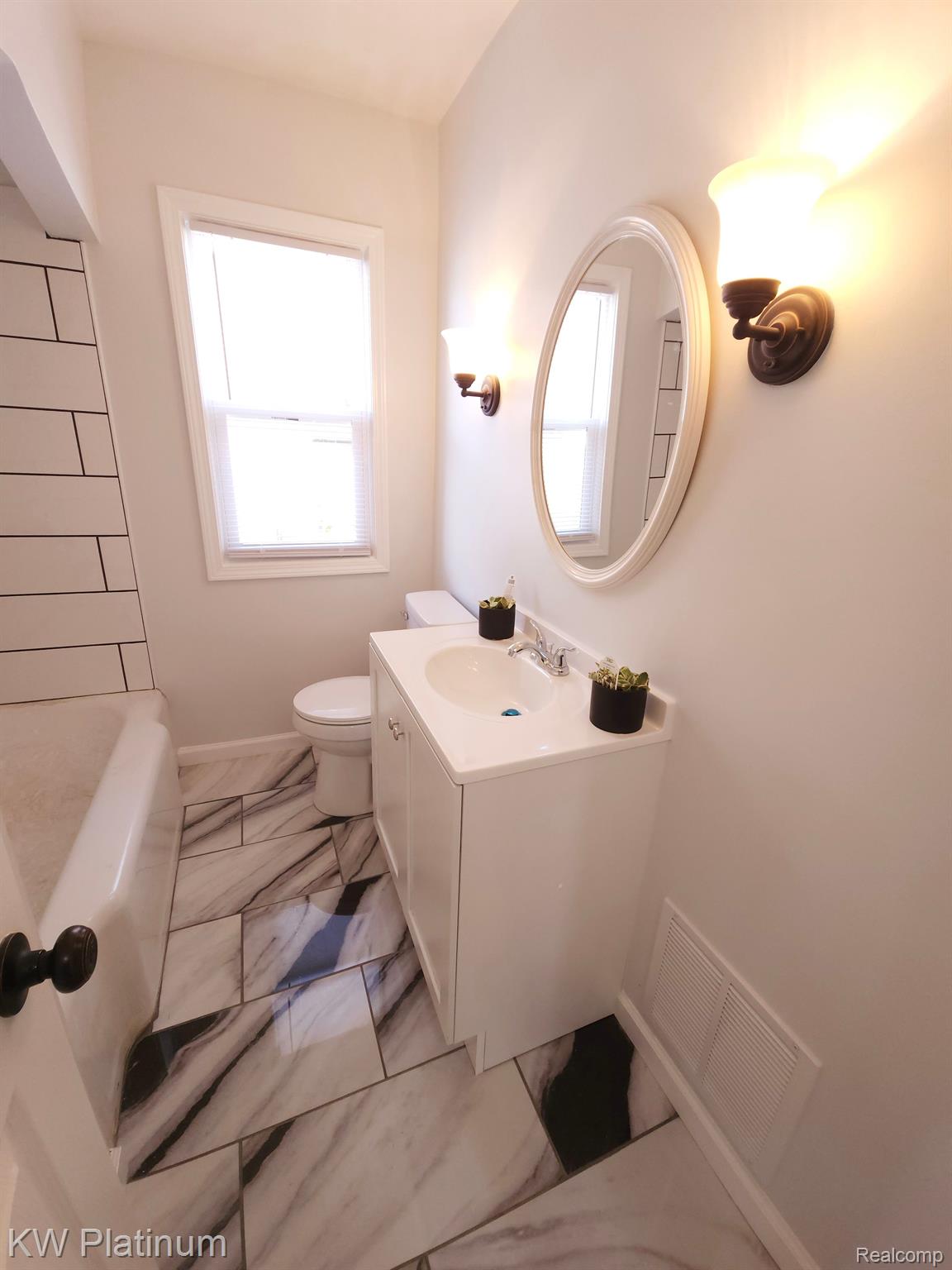 11592 Roxbury Street Detroit, MI 48224 - Photo 9 of 26 Bathroom