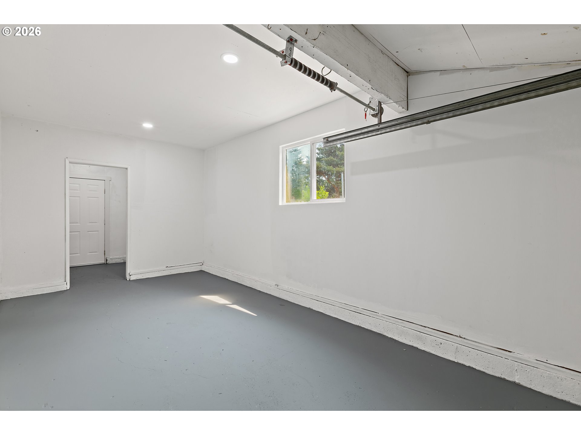 1422 Southwest Hensley Road Troutdale, OR 97060 - Photo 22 of 27 Garage