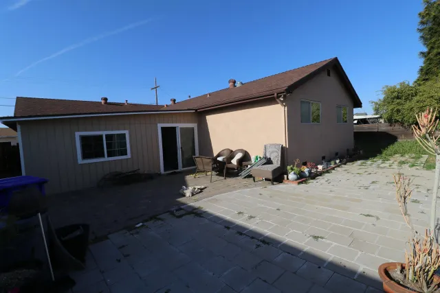 a view of a backyard