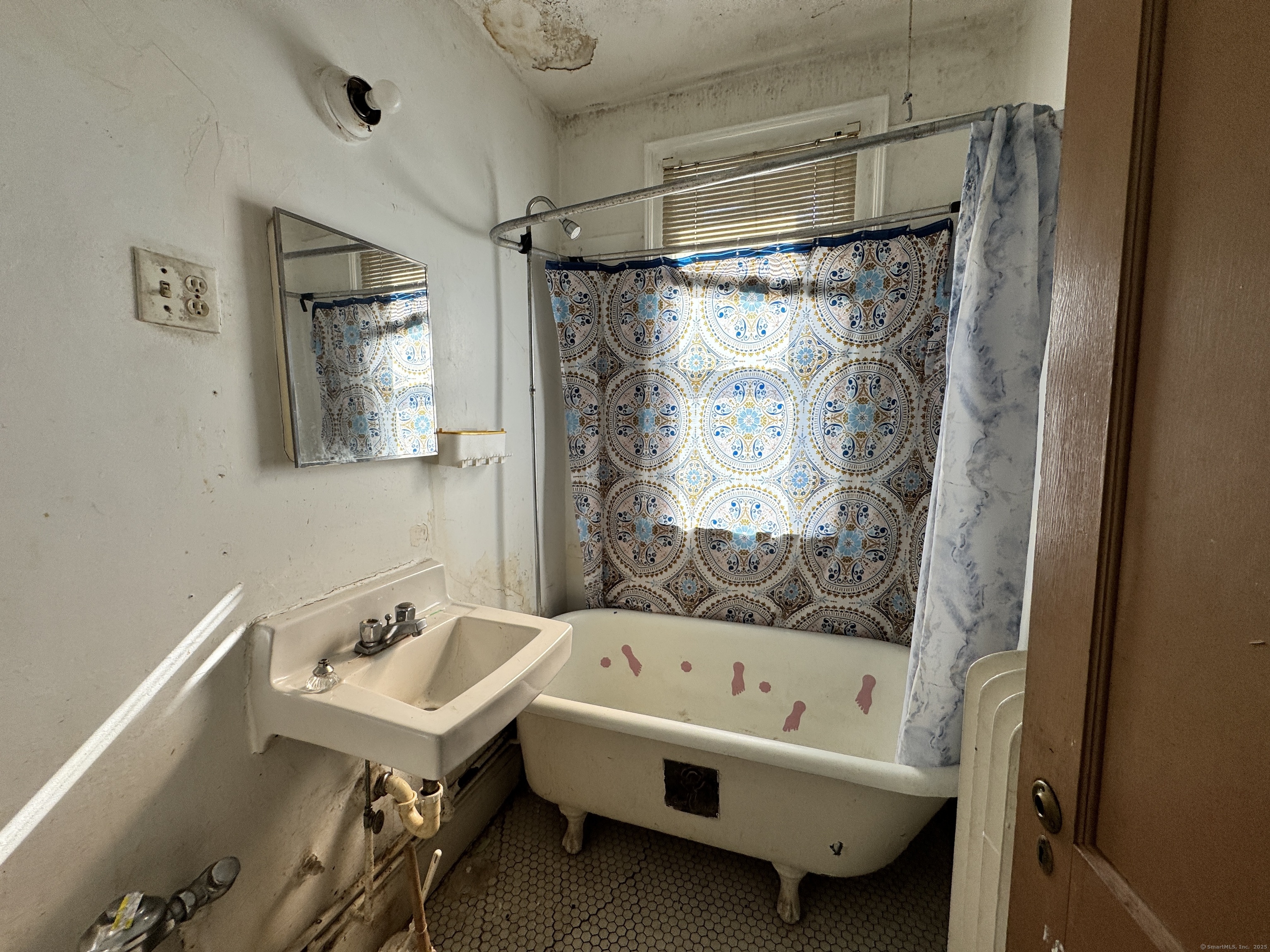 102 Rowe Avenue Hartford, CT 06106 - Photo 8 of 28 a bathroom with a sink and a bathtub