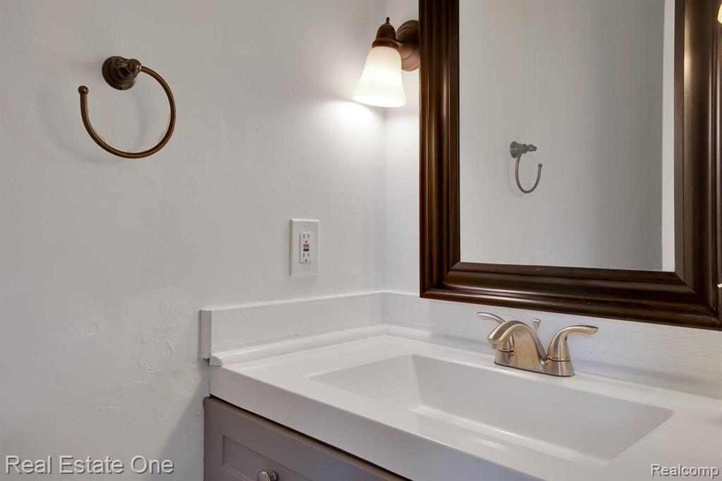 1330 Brook Lane Rochester Hills, MI 48306 - Photo 3 of 21