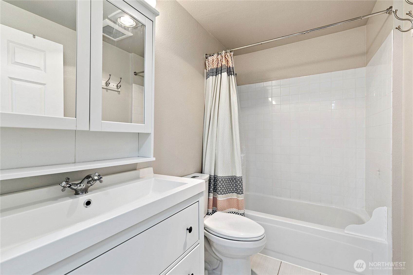 7453 Newcastle Golf Club Road, Unit M103 Newcastle, WA 98059 - Photo 8 of 18 a bathroom with a sink mirror toilet and bathtub
