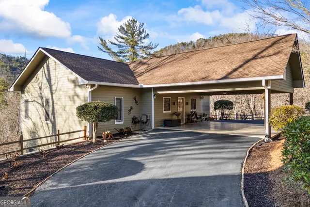 a view of a house with a yard