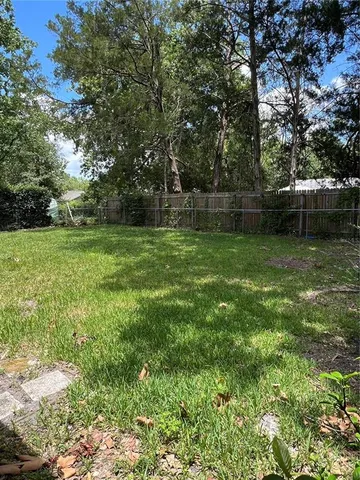 a view of a backyard