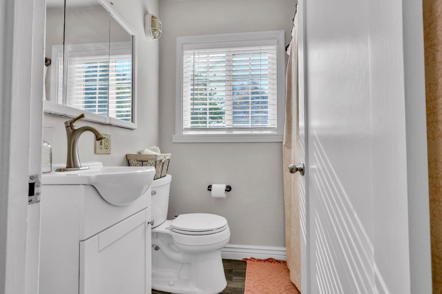606 West Turner Road Lodi, CA 95240 - Photo 33 of 41 a bathroom with a toilet sink and tub