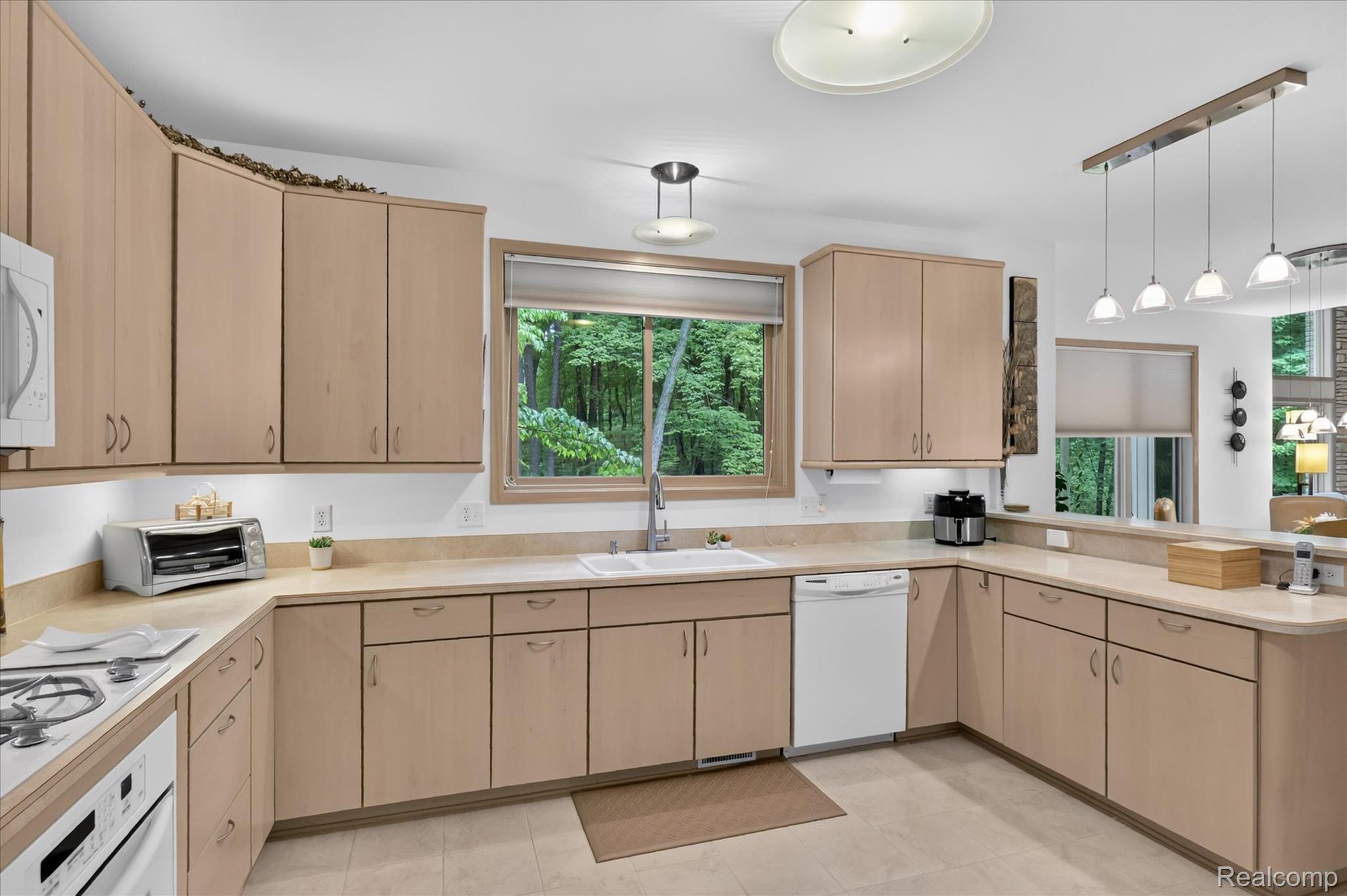 5388 Hartland Road Fenton, MI 48430 - Photo 12 of 74 14-5388-Hartland-Rd-WindowStill.jpg