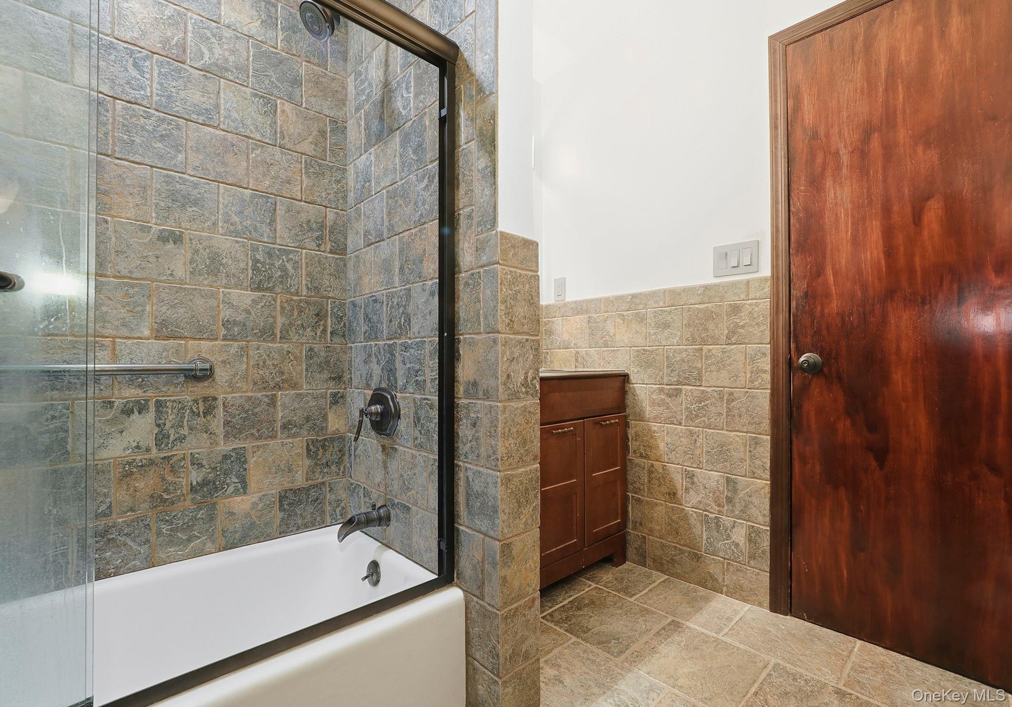 33 Fulmar Road Mahopac, NY 10541 - Photo 19 of 45 Full bath.