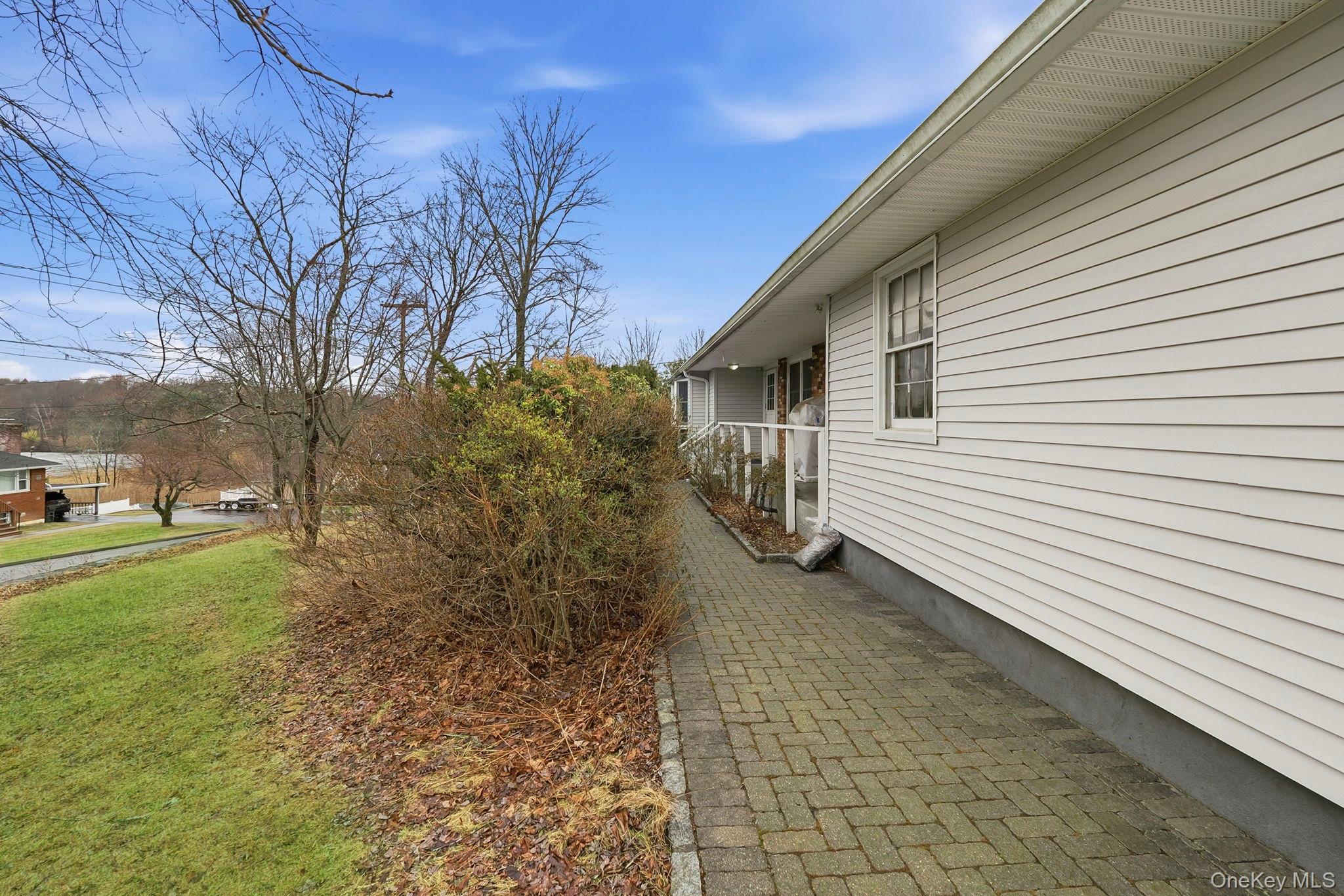 33 Fulmar Road Mahopac, NY 10541 - Photo 24 of 45 Front walkway.