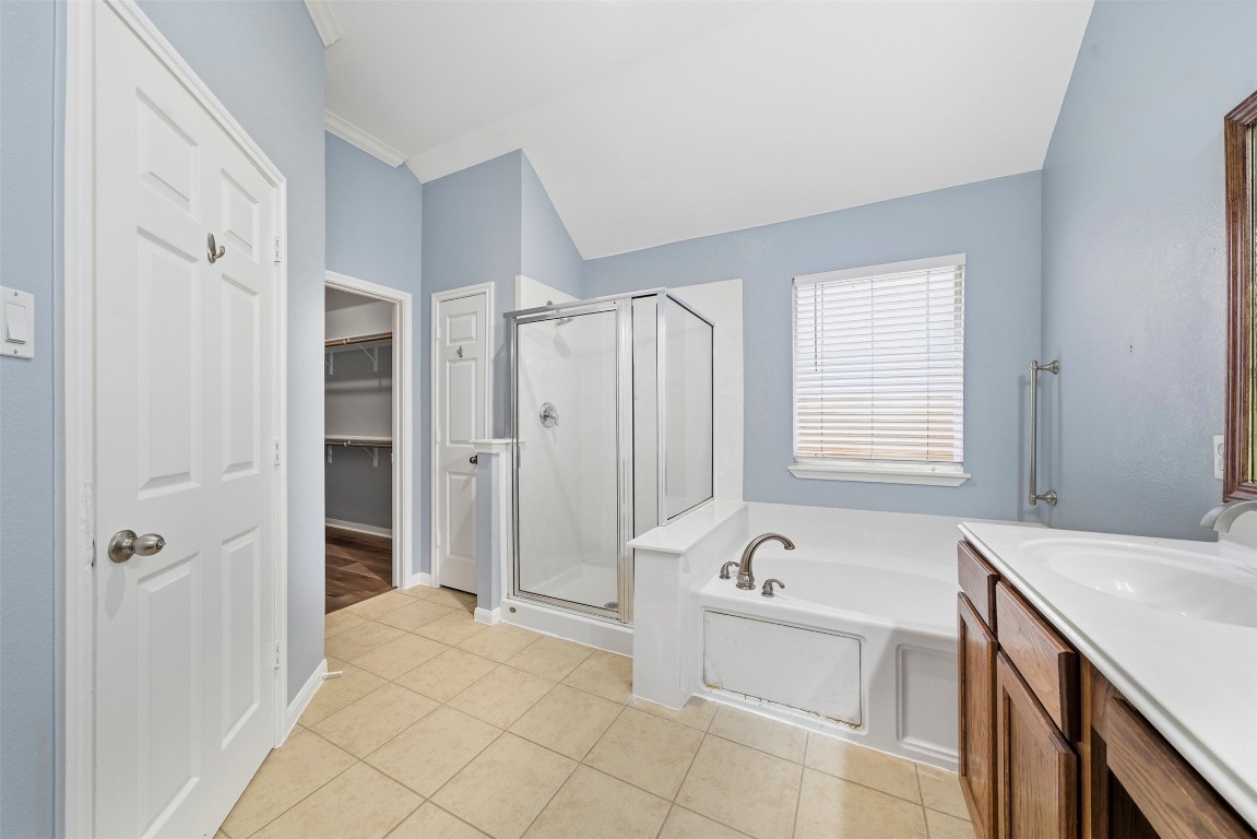 2989 Peacemaker Street Round Rock, TX 78681 - Photo 32 of 40 a bathroom with a bathtub and a sink