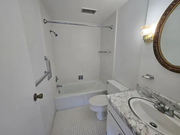 $85,000 | 806 West Michigan Avenue, Unit 306E, Jackson, MI 49202