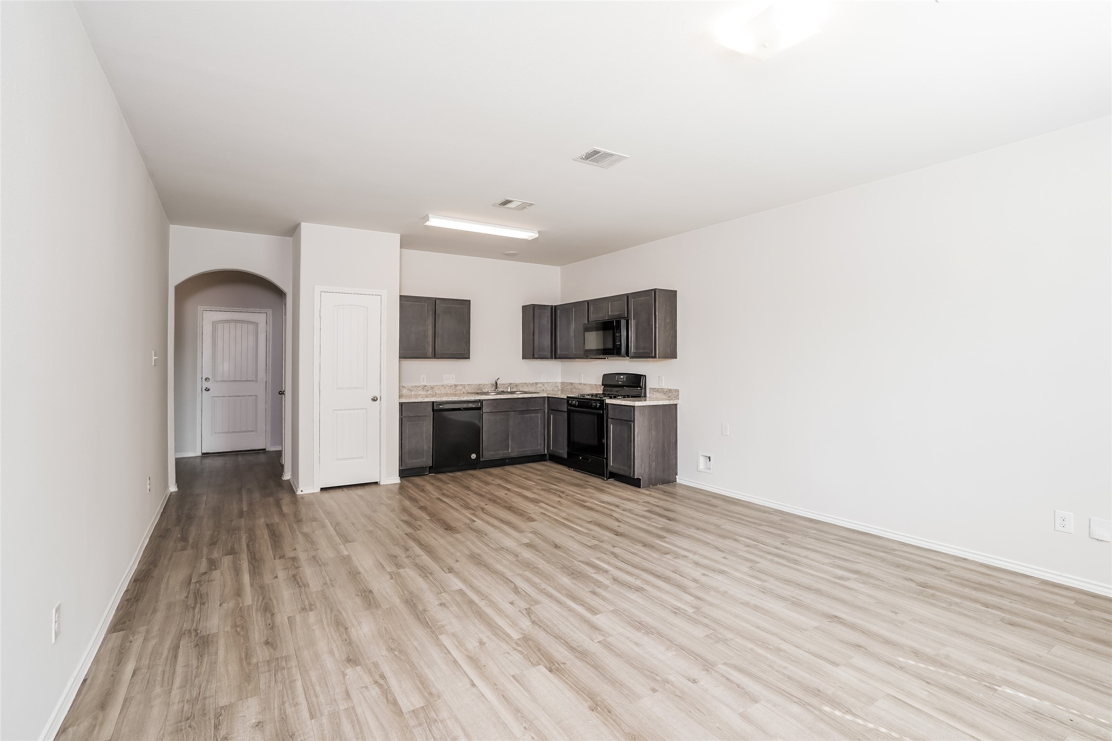 4823 Sweet Chestnut Lane Spring, TX 77373 - Photo 6 of 14 Photos may be representative of the floor plan and not the exact home. Finishes, layout, and features of the actual property for lease may vary.