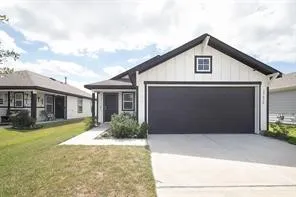 a view of a yard in front of house