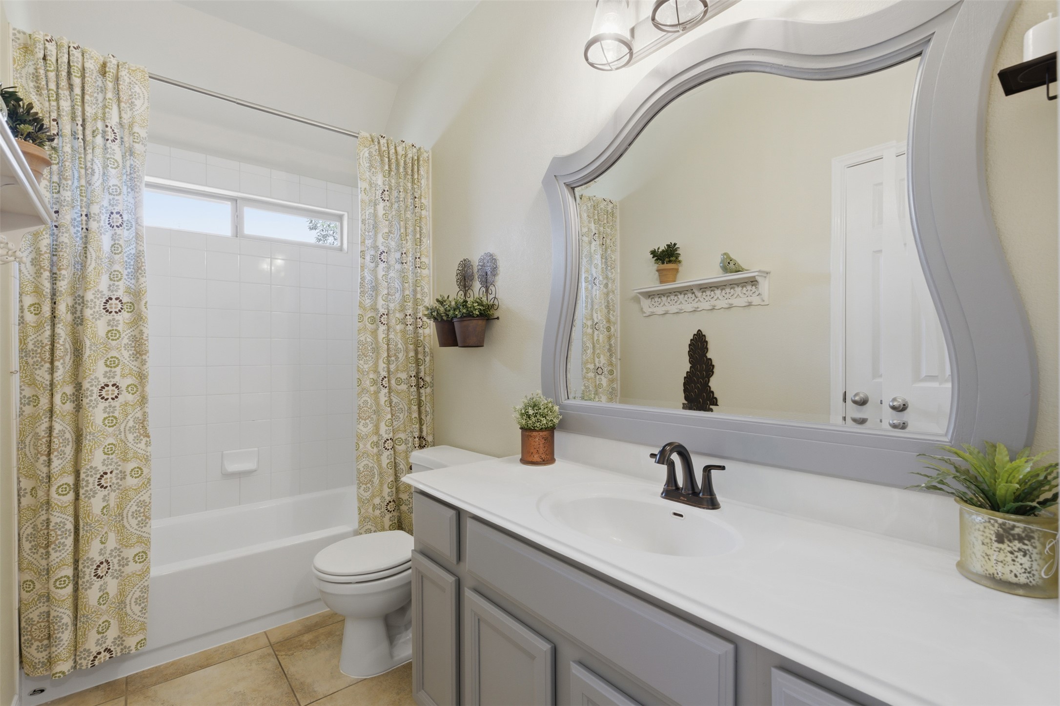 2568 Santa Barbara Loop Round Rock, TX 78665 - Photo 19 of 34 a bathroom with a sink a toilet and shower
