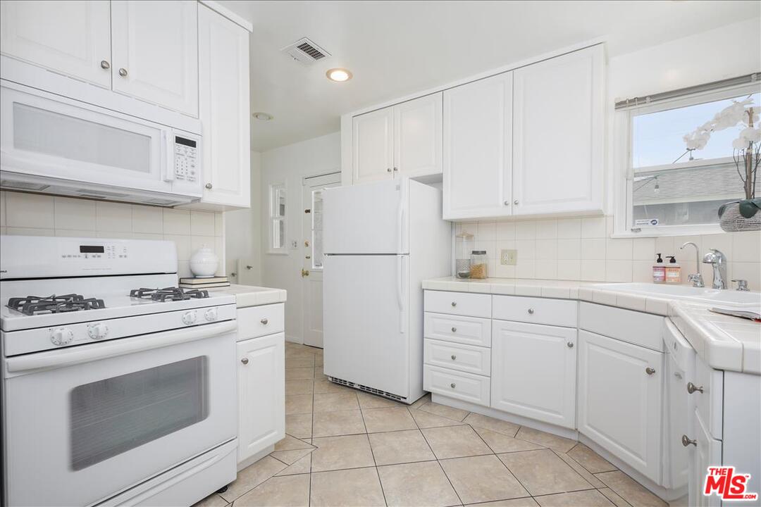 6623 Ruffner Avenue Lake Balboa, CA 91406 - Photo 5 of 25 Gallery Image 5