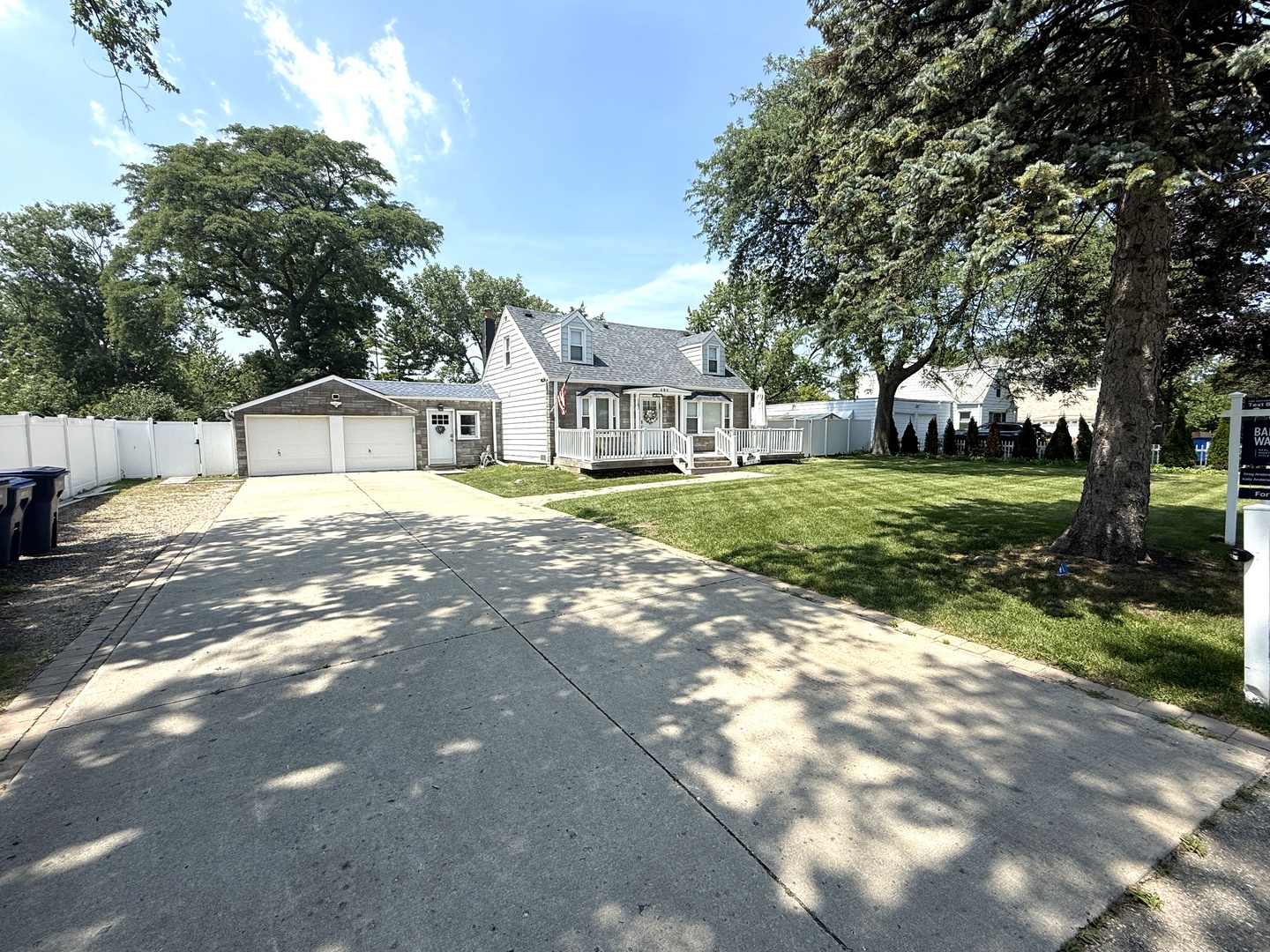 684 Pfingsten Road Northbrook, IL 60062 - Photo 2 of 33 a house view with a sitting space