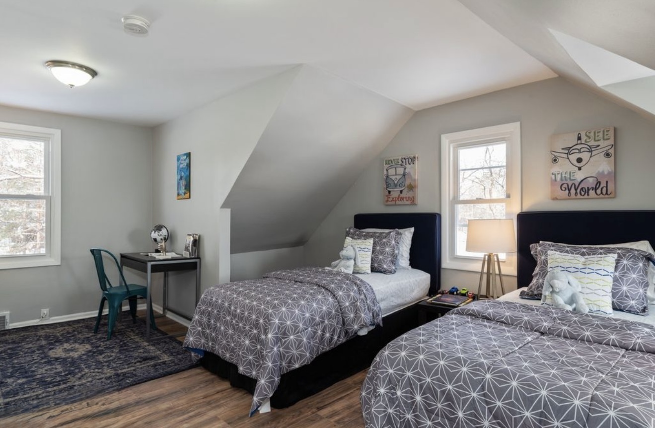 684 Pfingsten Road Northbrook, IL 60062 - Photo 25 of 33 a bedroom with two beds and a table