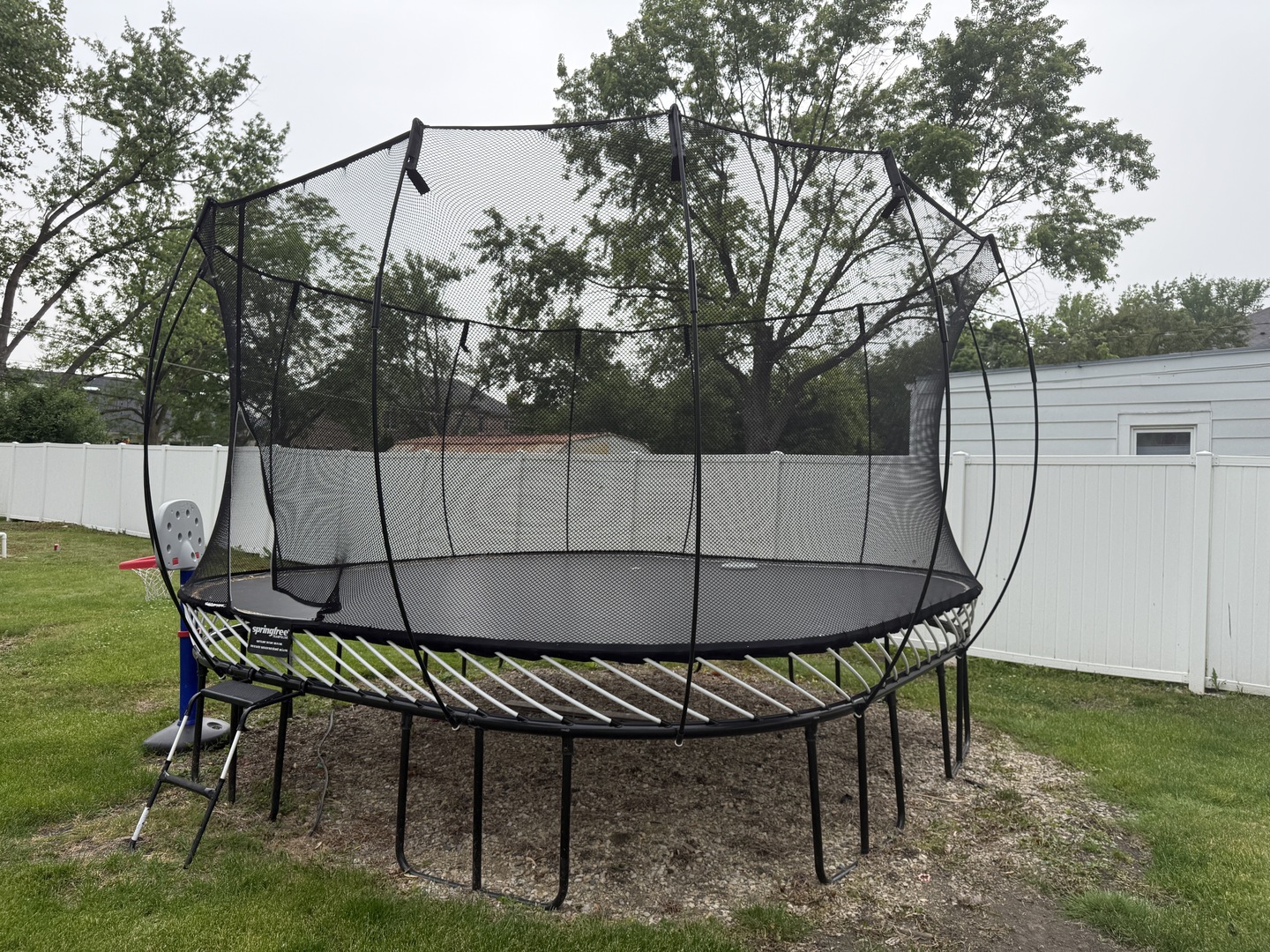 684 Pfingsten Road Northbrook, IL 60062 - Photo 31 of 33 a chair and table in the backyard of a house