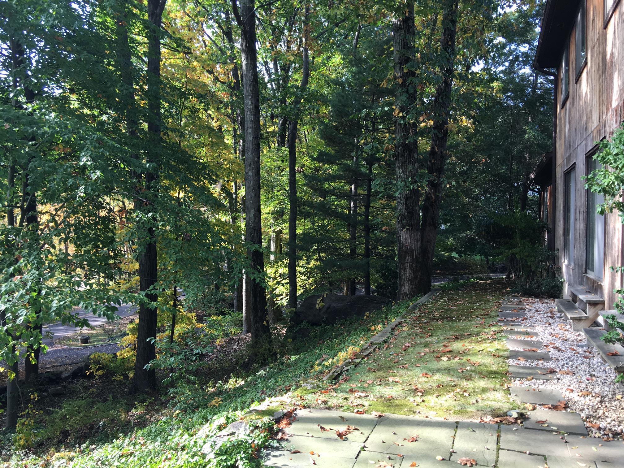 25 Bailiwick Road Greenwich, CT 06831 - Photo 7 of 7 a view of backyard with green space