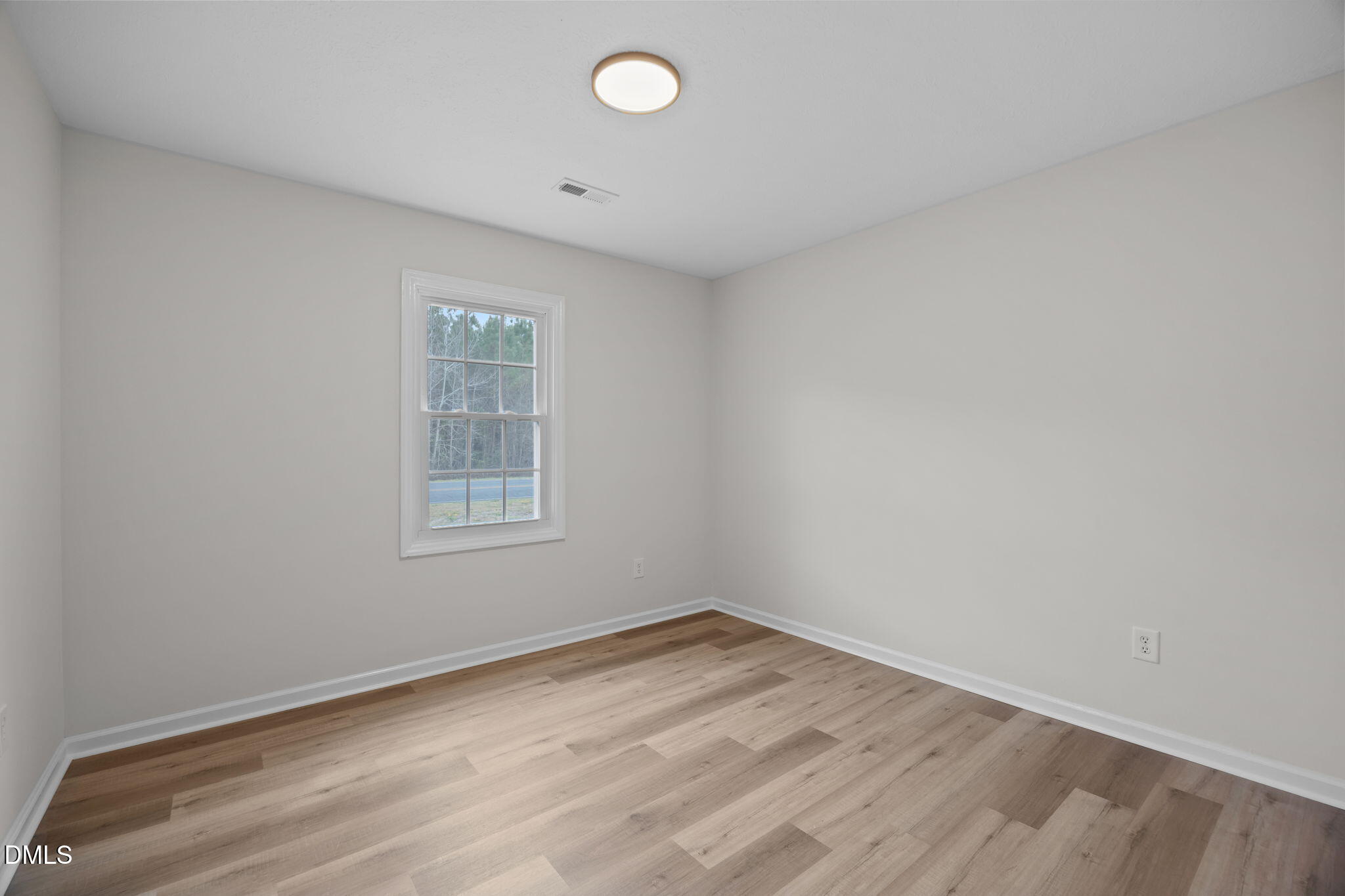 3285 Free Union Church Road Pinetown, NC 27865 - Photo 19 of 41 an empty room with a window