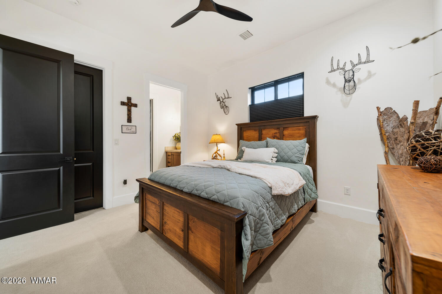 512 Fieldy Road Show Low, AZ 85901 - Photo 59 of 128 a spacious bedroom with a bed and a flat screen tv