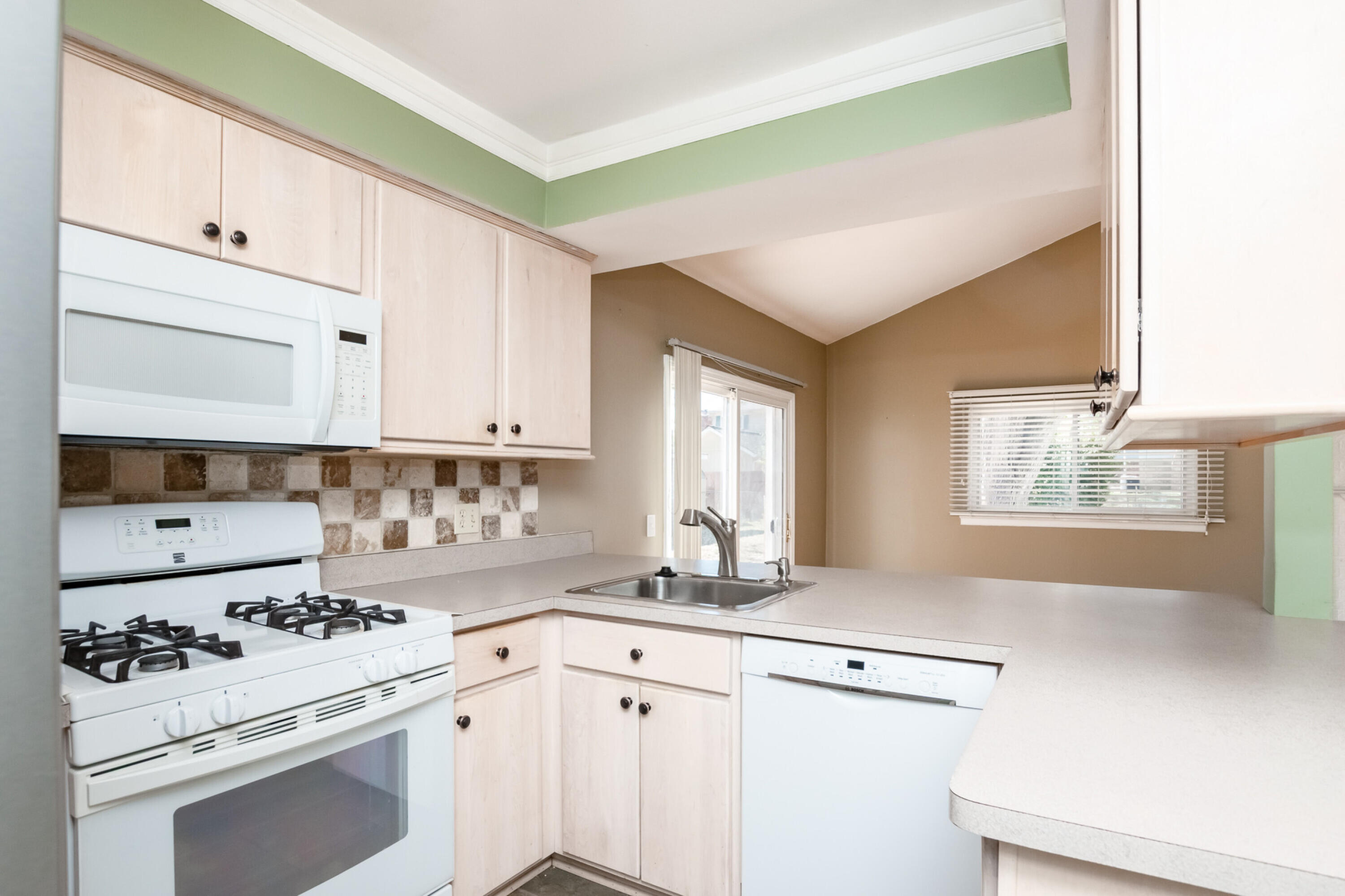 2021 Castleton Drive Troy, MI 48083 - Photo 11 of 41 new_20251010_07julia_