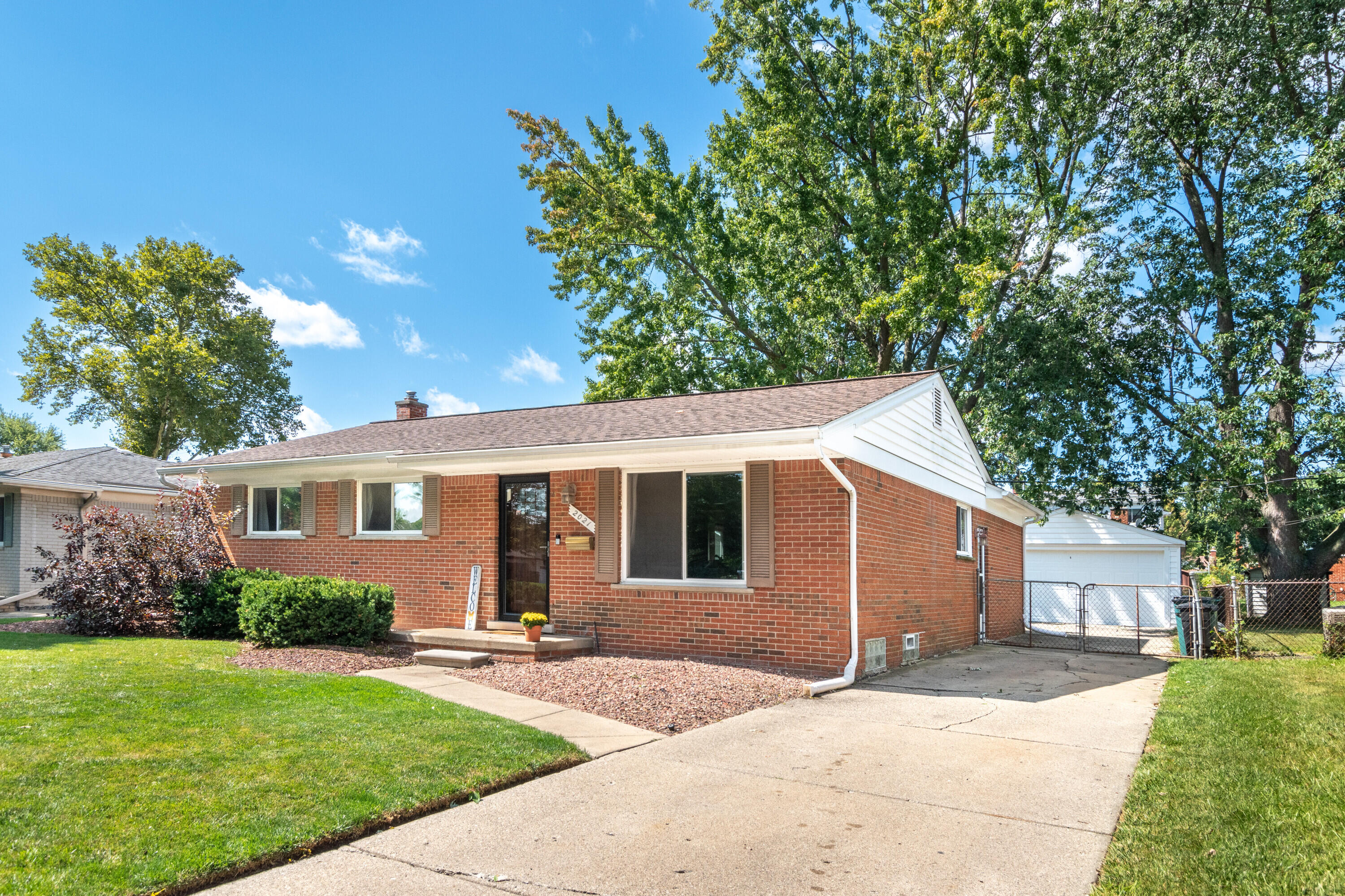 2021 Castleton Drive Troy, MI 48083 - Photo 5 of 41 003_5