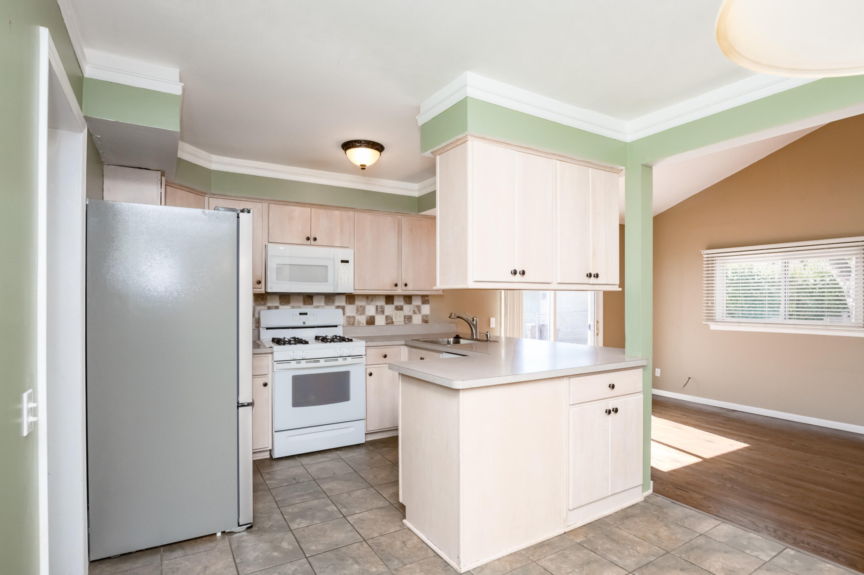 2021 Castleton Drive Troy, MI 48083 - Photo 10 of 41 new_20251010_06julia_