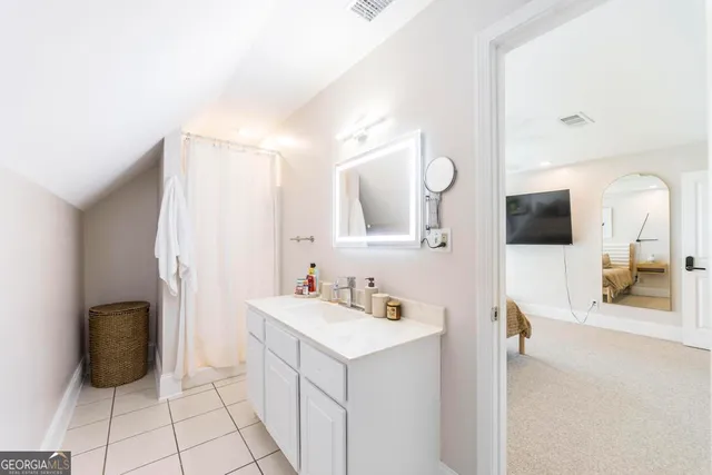 a en suite bathroom with a double vanity sink and mirror