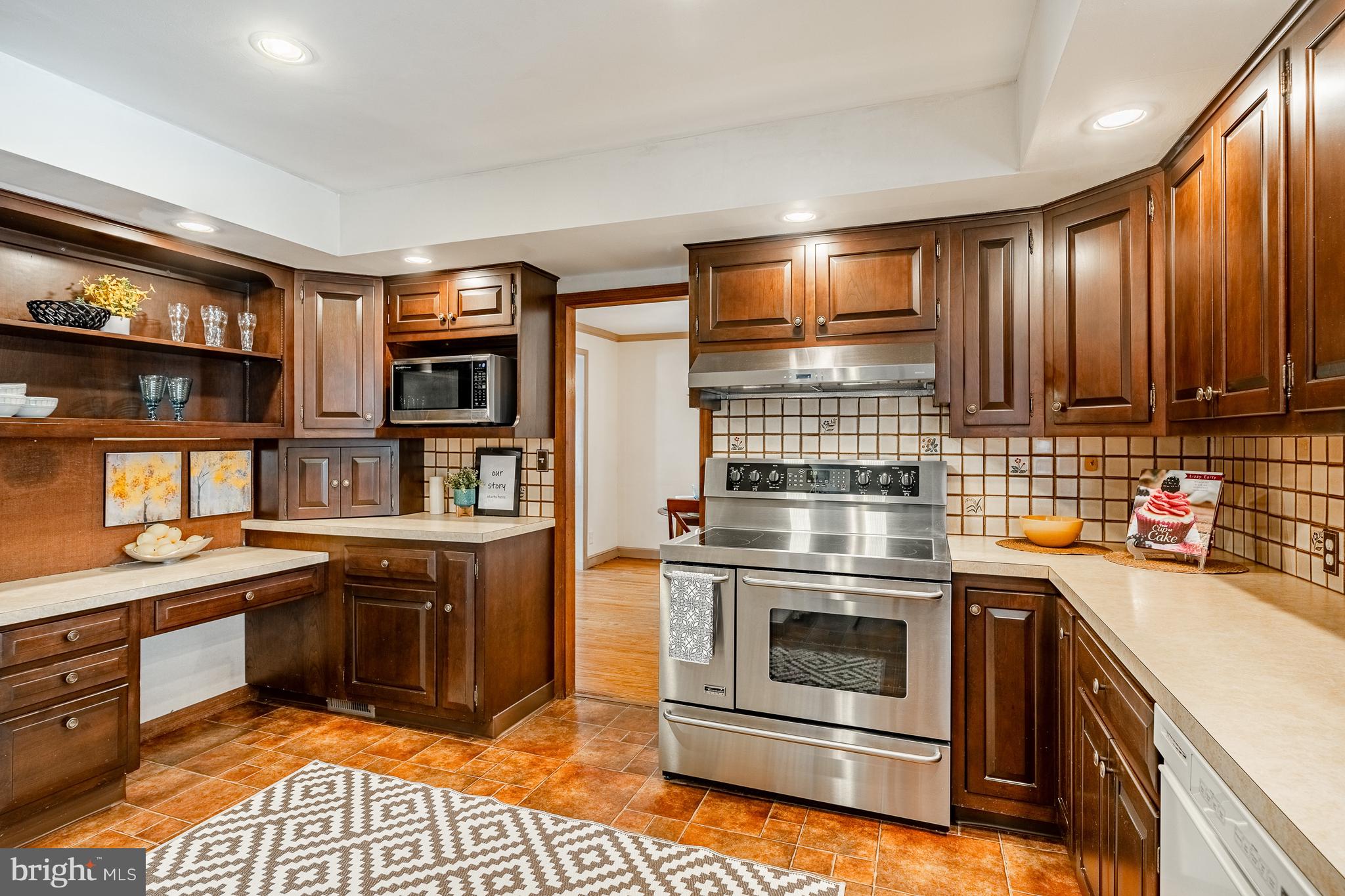 303 Greenhill Road Willow Grove, PA 19090 - Photo 2 of 36