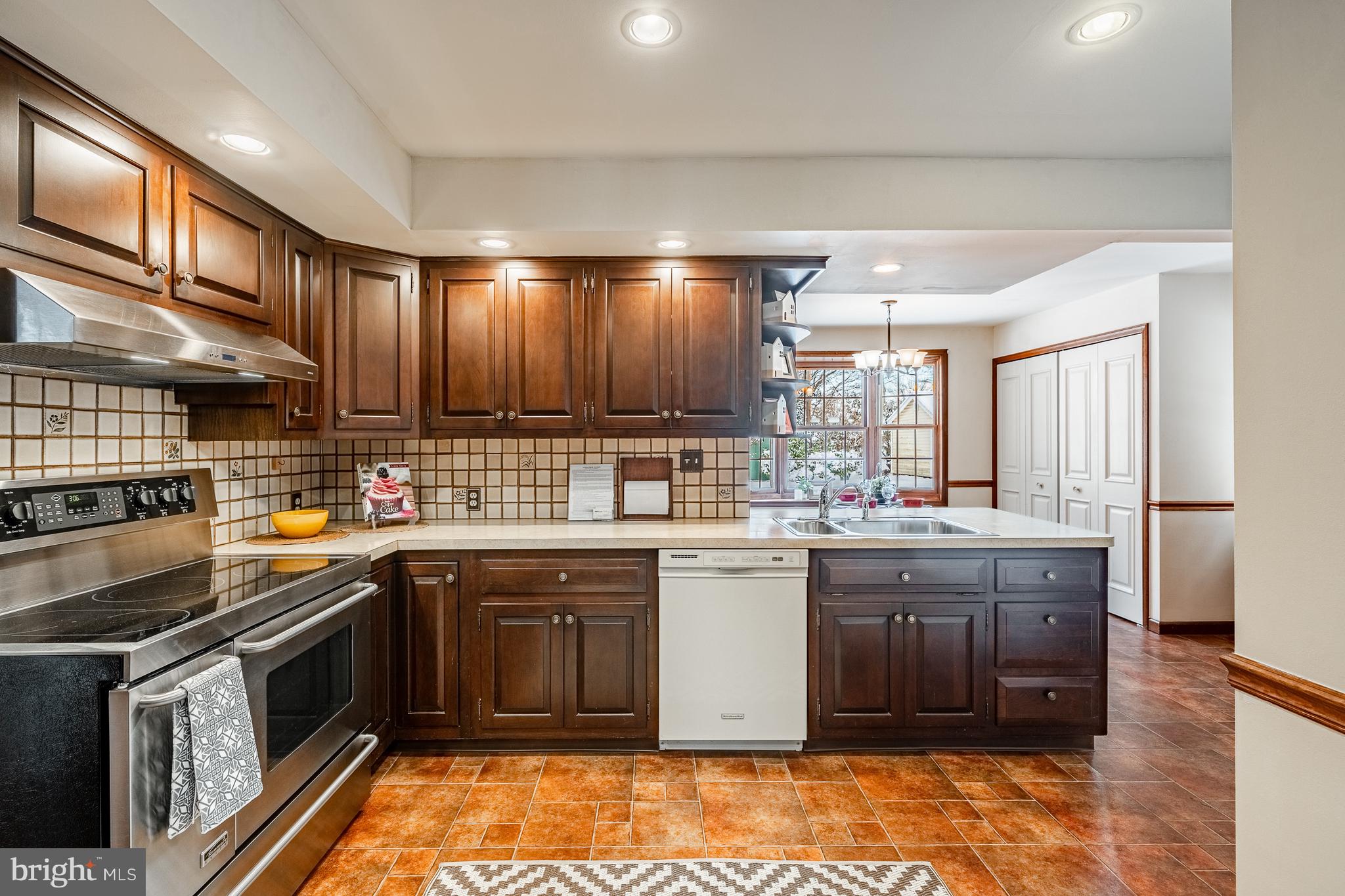 303 Greenhill Road Willow Grove, PA 19090 - Photo 4 of 36