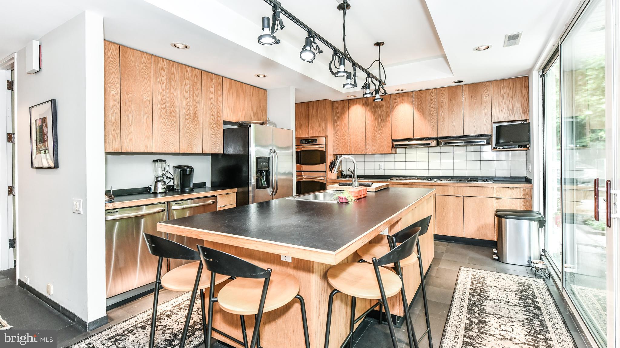 39470 Mt Gilead Road Leesburg, VA 20175 - Photo 9 of 17 Kitchen with that contemporary flare
