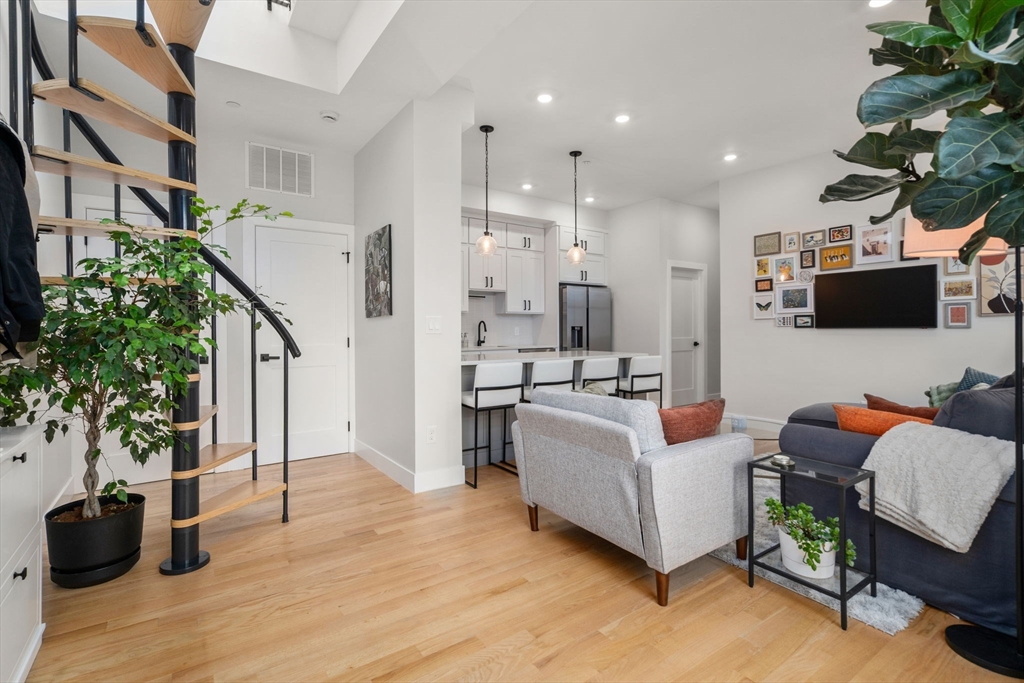 152 Marion Street, Unit 6L Boston, MA 02128 - Photo 9 of 22 a living room with patio furniture and a potted plant