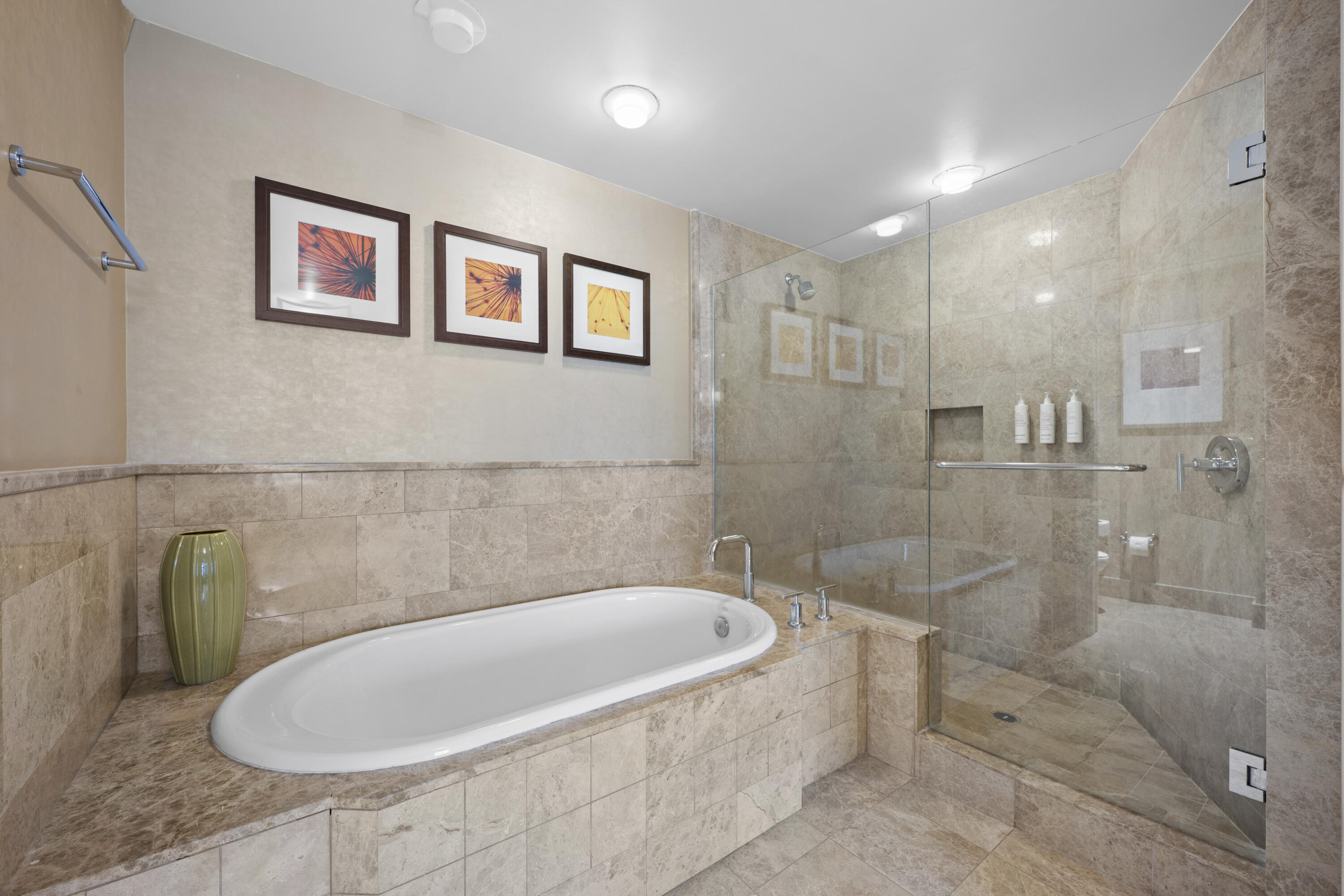 3800 North Ocean Drive, Unit 710 Singer Island, FL 33404 - Photo 16 of 32 710 Master tub