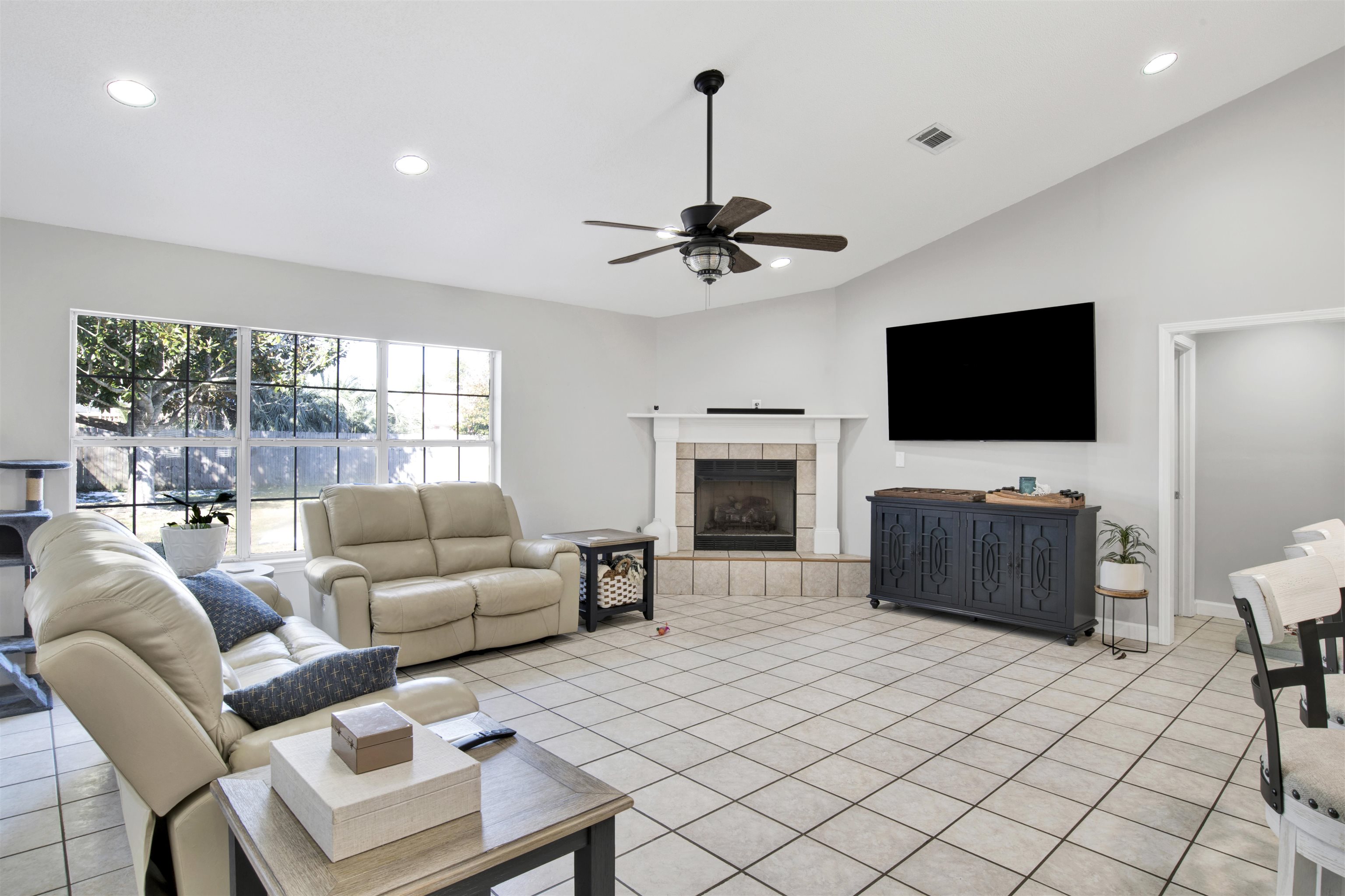 24605 Tarpon Lane Orange Beach, AL 36561 - Photo 11 of 36 Living Room