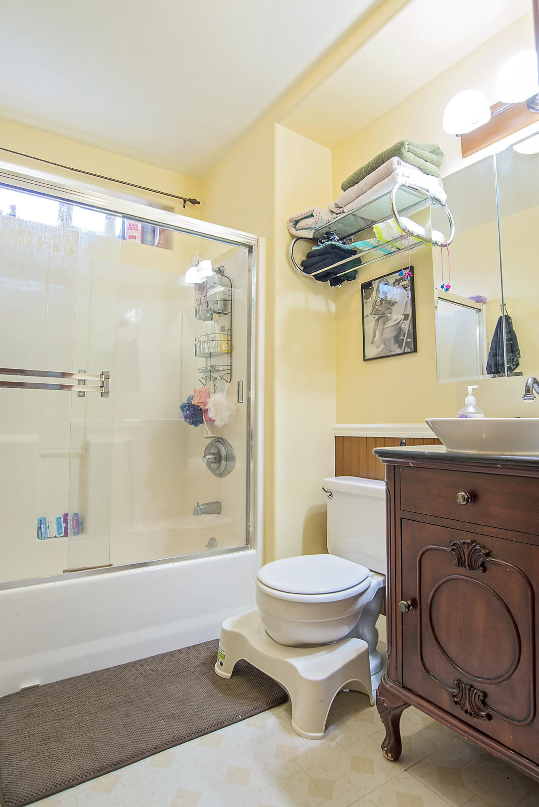 11754 Dixie Road White City, OR 97503 - Photo 12 of 38 a bathroom with a toilet a sink and shower