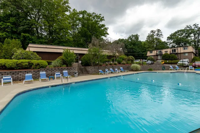 $216,800 | 4 Pembroke Drive, Unit 22, Derry, NH 03038