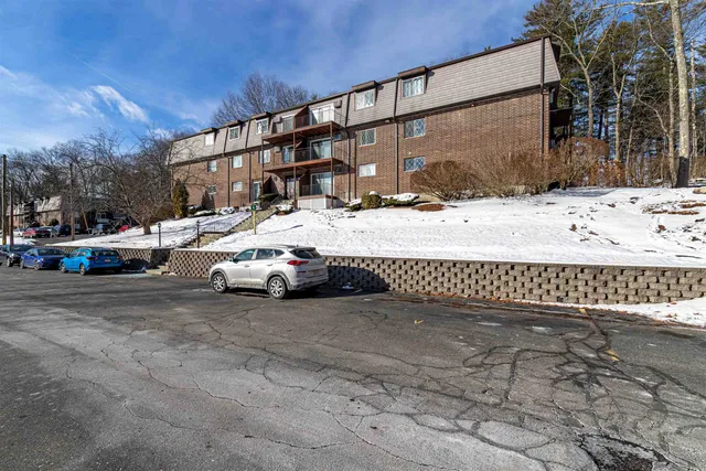 $216,800 | 4 Pembroke Drive, Unit 22, Derry, NH 03038