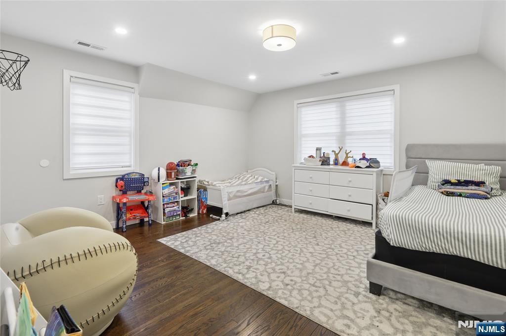 373 Briarcliffe Road Teaneck, NJ 07666 - Photo 15 of 29
